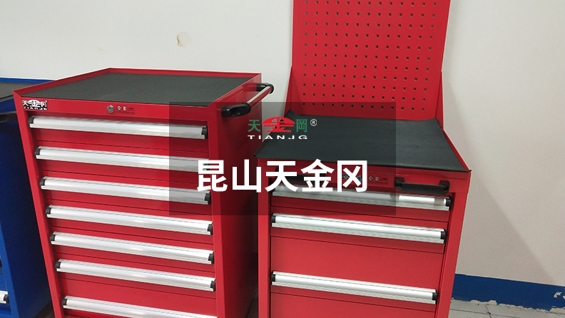 天金岡工具柜公司旗下車間工具柜抽屜導(dǎo)軌采用專利導(dǎo)軌設(shè)計(jì)，并配合機(jī)械軸承滑動！